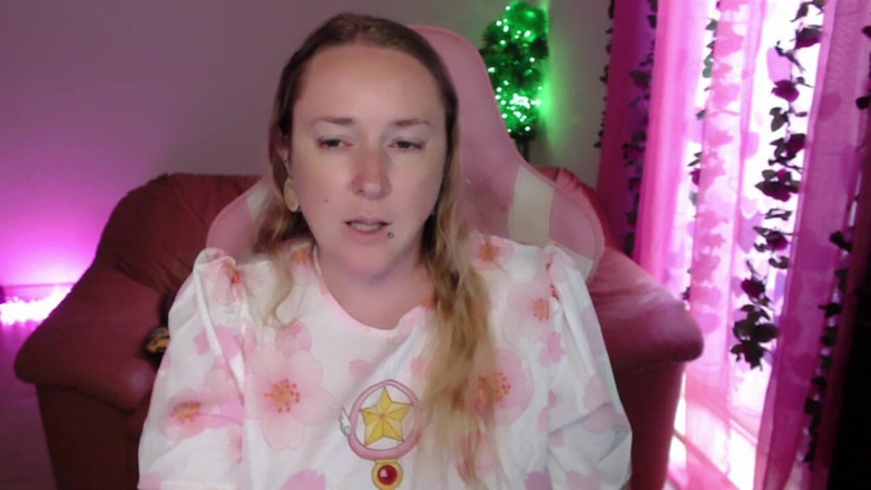 Kisicaxx: Con cu to đen tôn thờ cuộc nói chuyện tục tĩu