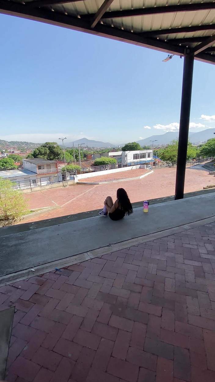 SamanthaaEvans: Awek seksi dengan punggung besar, mengalami kemalangan, saya membantunya pulang...