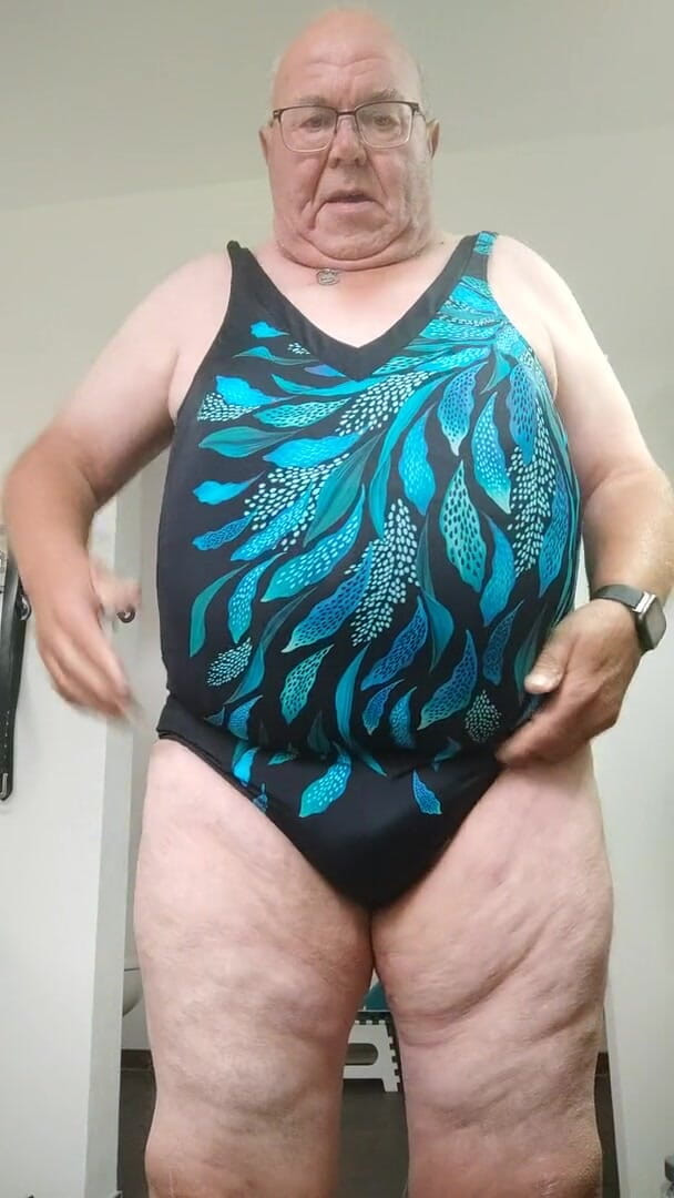 Karlchengeil: Pretty in wifes bathing suits