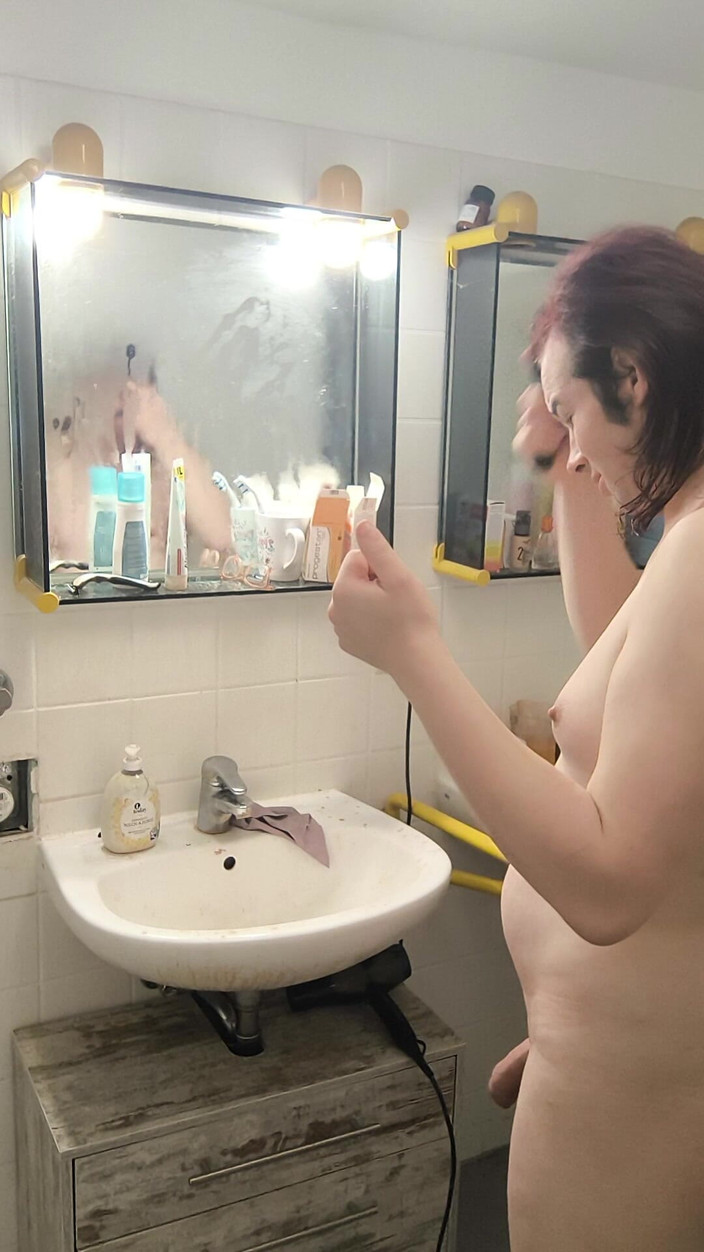 JanineLang: Vòi hoa sen, cạo râu, phơi khô và uống hormone