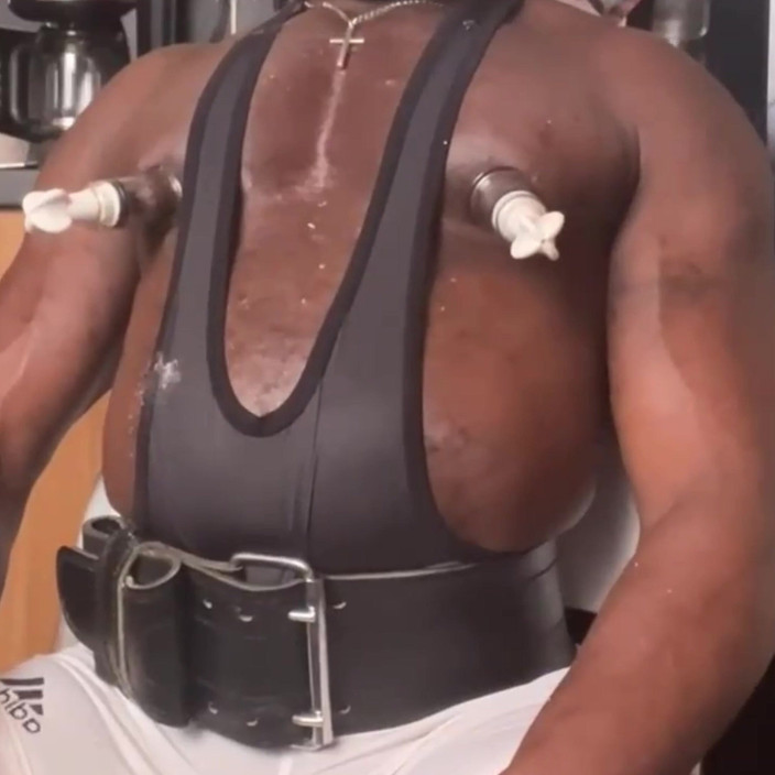 Black mature muscle Brody Richardson: Titpump Piersi Mięśni I Zabawa Z Dojeniem Prostaty