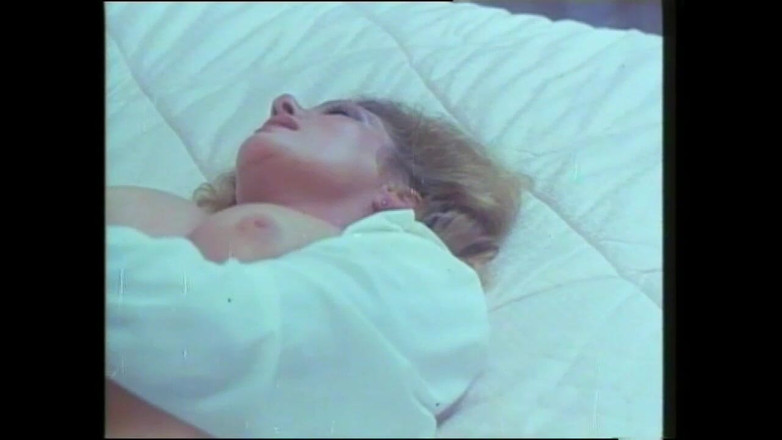 Rocco Siffredi and Friends: Sexy MILFka s chlupatou kundičkou ošukaná do zadku a vystříkaná...