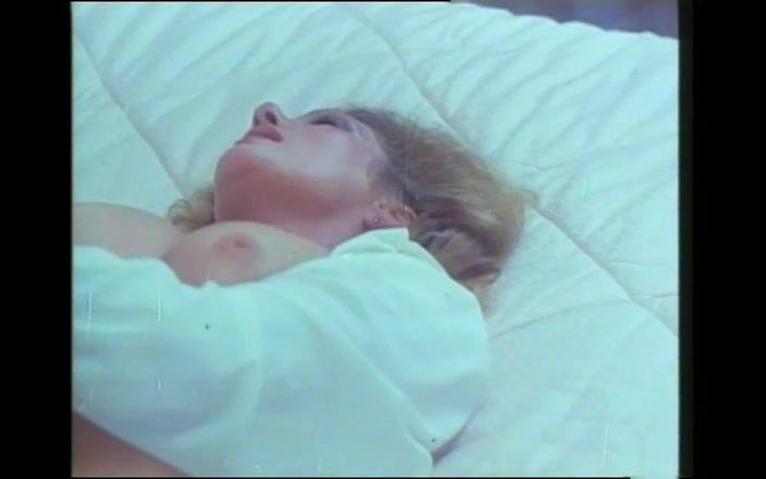 Rocco Siffredi 35mm: Sexy MILF mit behaarter muschi, arsch gefickt und von zwei...