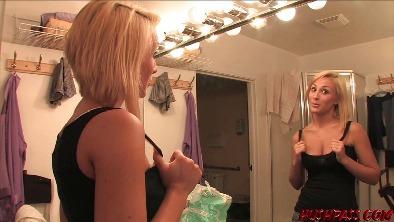 Hush Hush Entertainment: Ateşli zenci yarağı Lexi Swallow beyaz kız tarafından sikiliyor