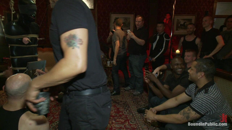 Bound in public: बड़े लंड वाले गुलाम को सार्वजनिक रूप से अपमानित किया जाता है और वीर्य उत्सव में पकड़ा जाता है।