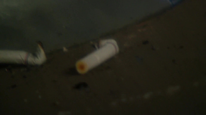 Smoke it bitch: Hezká teenagerka s malými kozami kouří cigaretu