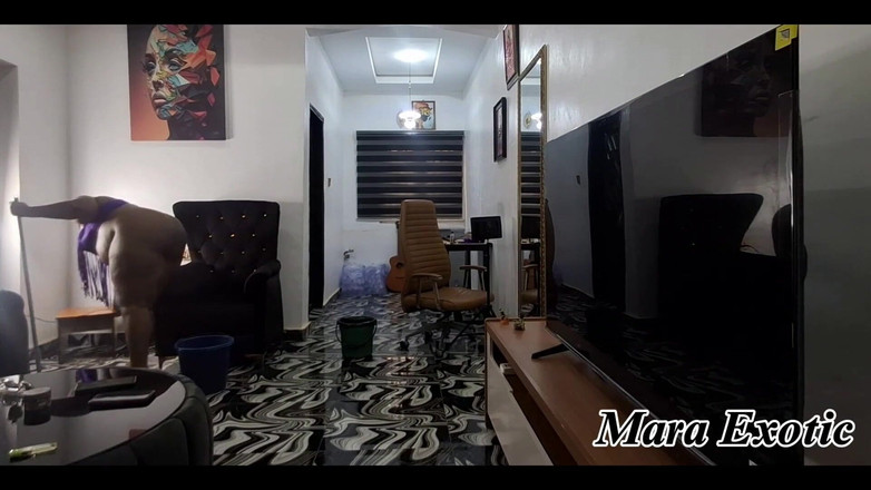 Mara Exotic: Şişman götlü zenci orta yaşlı seksi kadın çıplak temizliyor