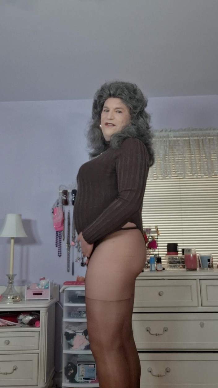 Victoria Lecherri: 僕の柔らかい体に触れてくれる熱い若い男が必要だ!