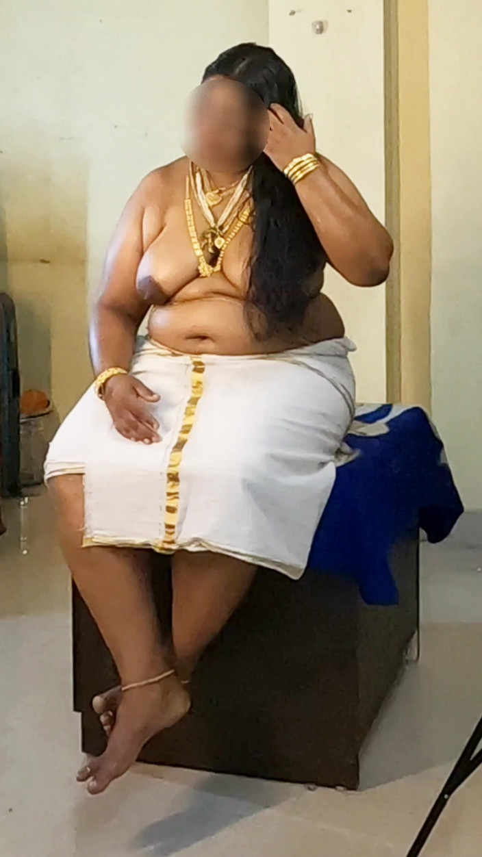 Anne Ipe: Indisches mädchen im traditionellen kleid, oben-ohne fotoshooting in Schmuck