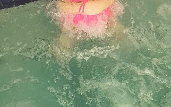 HerculesnVENUS: Davisdesires Is in the Pool Watch Her Pussy Drool