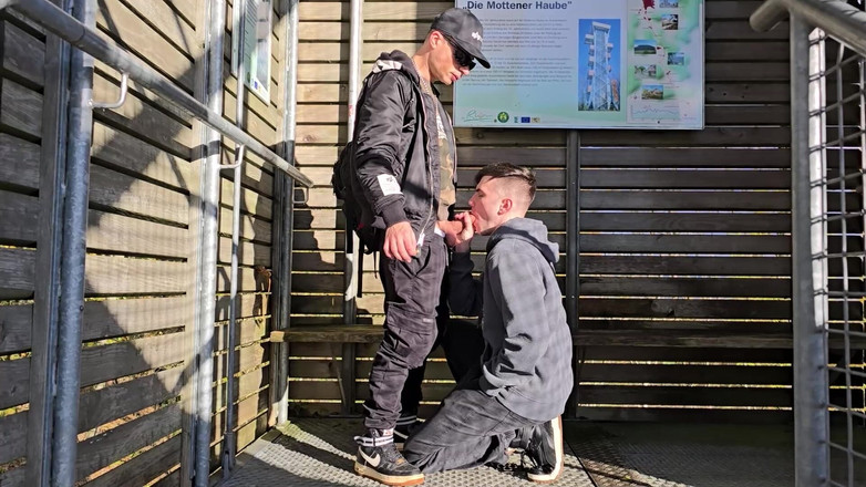 boyzxy212: Гей делает минет на смотровой башне на улице