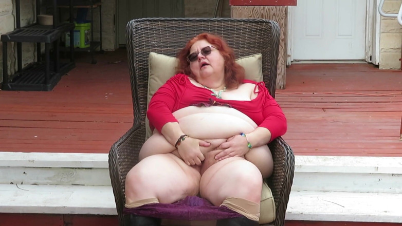 BBW nurse Vicki adventures with friends: ああ、私の新しいブーツで私のパティオで戦利品の揺れをして楽しいと