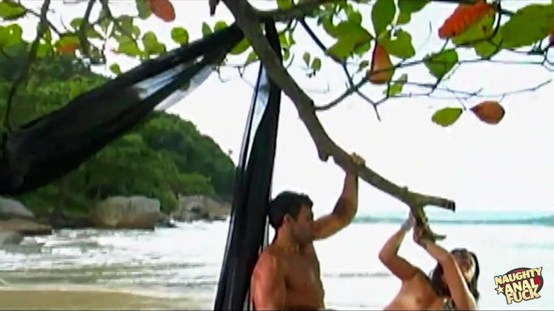 Naughty anal fuck: 美しいブルネットがロマンチックな場所を設けて、ビーチで熱いアナルセックスをする