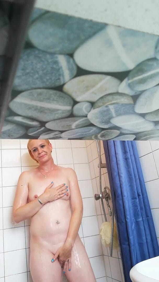 minoesje37: Shower whit litle playing