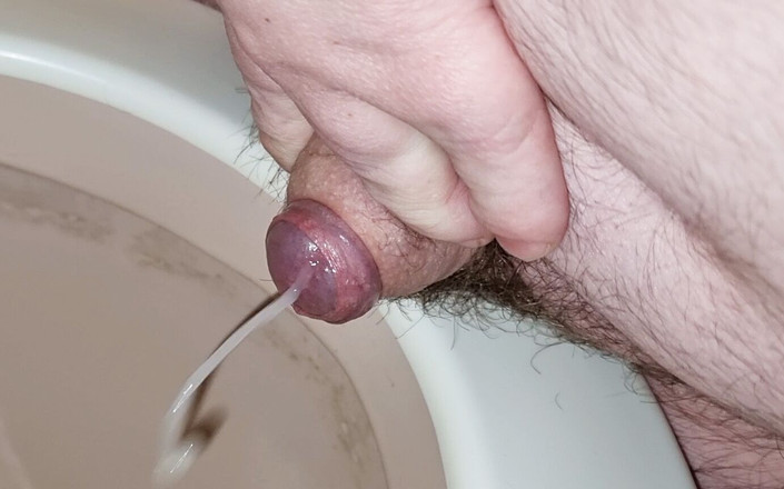 MiniCorgi: Il nano si masturba il suo cazzo non circonciso molto...