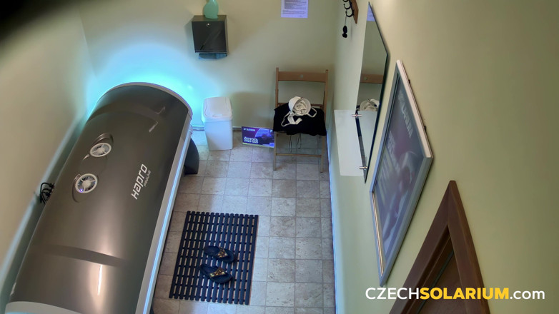 Czech Solarium: České solárium 326: Vnadná žena se předvádí v soláriu