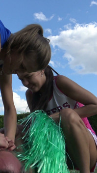 Cheerleaderka wymiotuje zabawę!