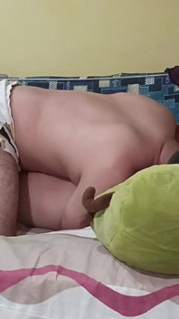 Comment elle tremble pendant que je lui donne du sexe oral qu’elle aime beaucoup alors qu’elle jouit très bien.