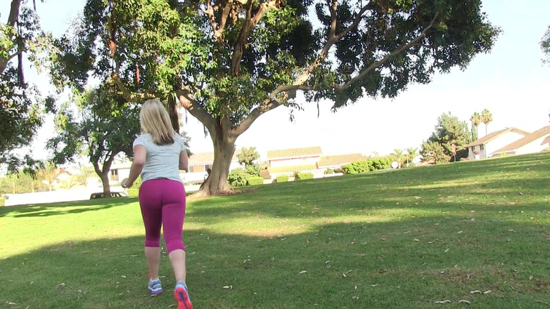 Pervy Studio: Sarah vandella准备接受鸡巴并吞下大量精物