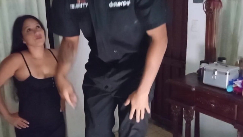 Gilversexy: Teknisyeni sikmek zorunda kaldım! Beni çok sert sikiyor ve ağzıma sokuyor