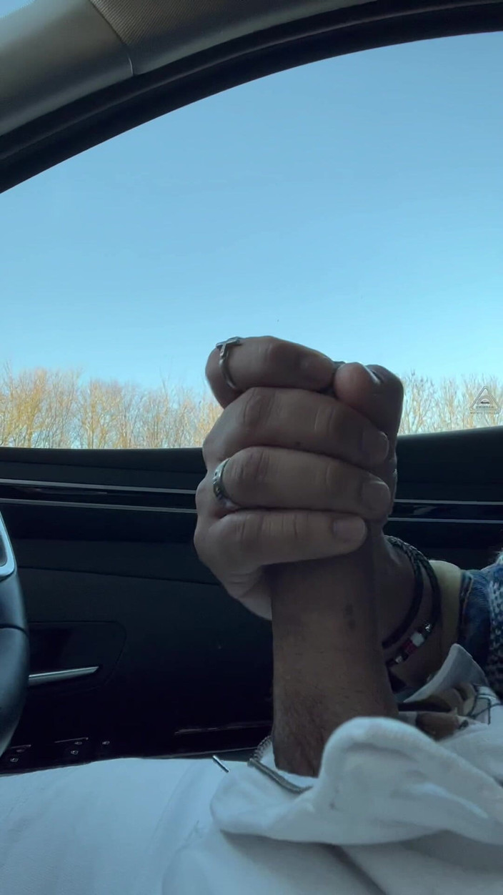 Kadu: El camionero detuvo el camión para jugar con mi polla