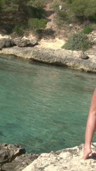 Piccola bruna con tette che balla per la telecamera