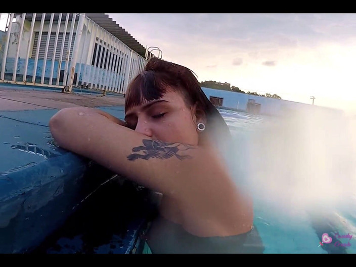 Candy Kush: Berenang dan miang berbogel di dalam kolam.