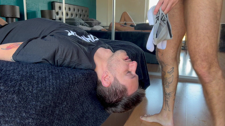 davidedpxxx: 吮吸鸡巴的荡妇崇拜我的鸡巴和脚，并被尿覆盖