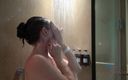 ATK Girlfriends: Chce prysznic, ale zgodziła się pozwolić ci oglądać