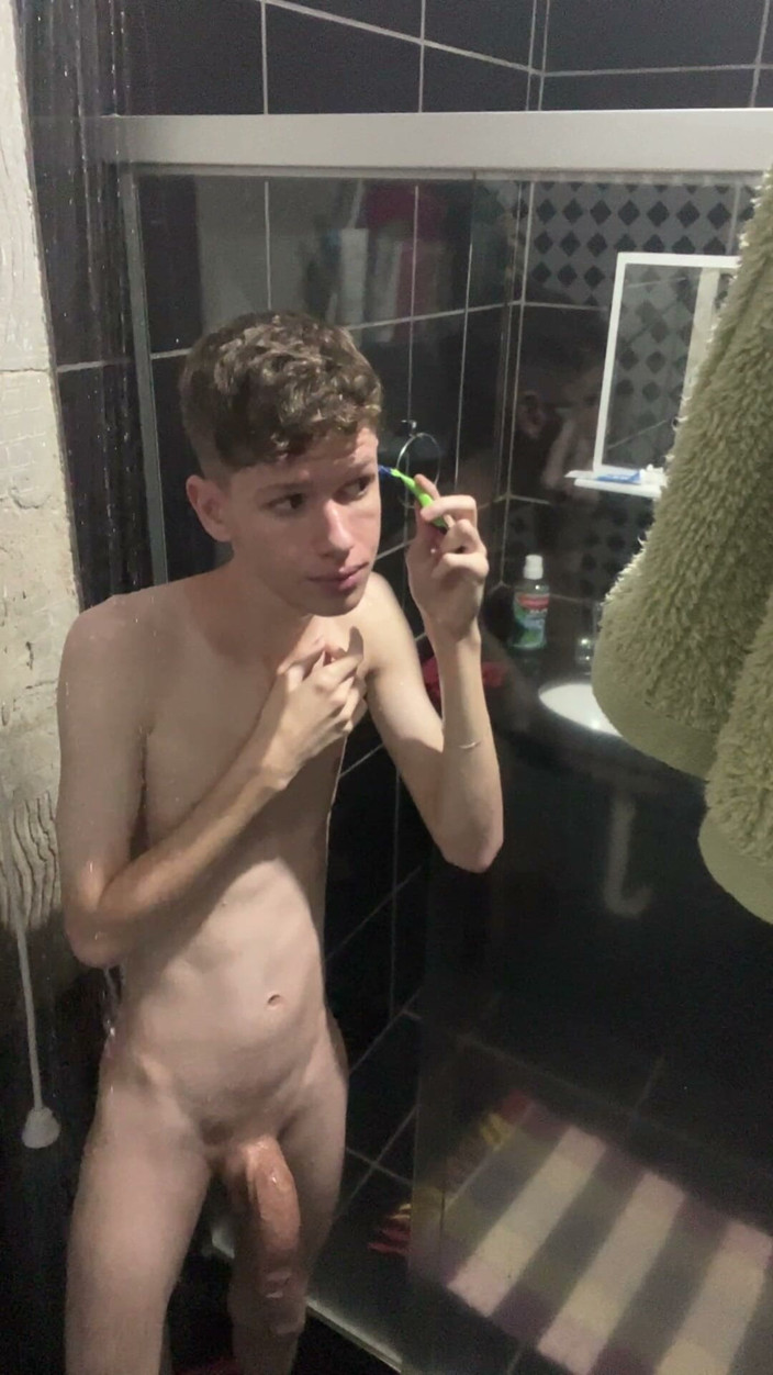Kedoimath: Dünner twink duscht und zeigt seinen ganzen nackten körper