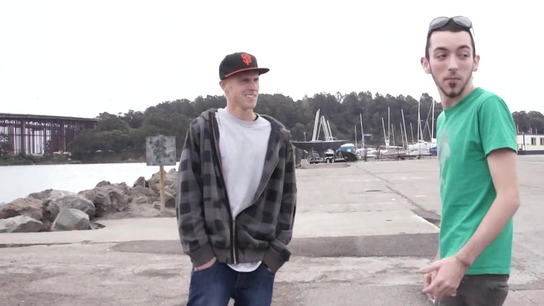 SEXUAL SIN GAY: Menelan batang - 2 lelaki ganas menghisap zakar kawannya dalam van