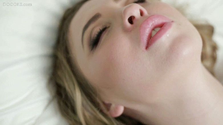 Dogok's: Real rusa milf Diya Noir solo y meando