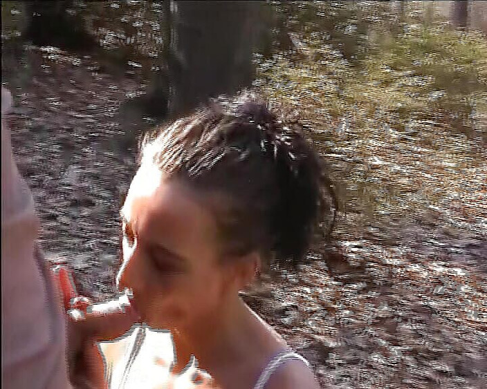 Deutsche Camgirls: Ragazza tedesca dai seni piccoli con capelli scuri