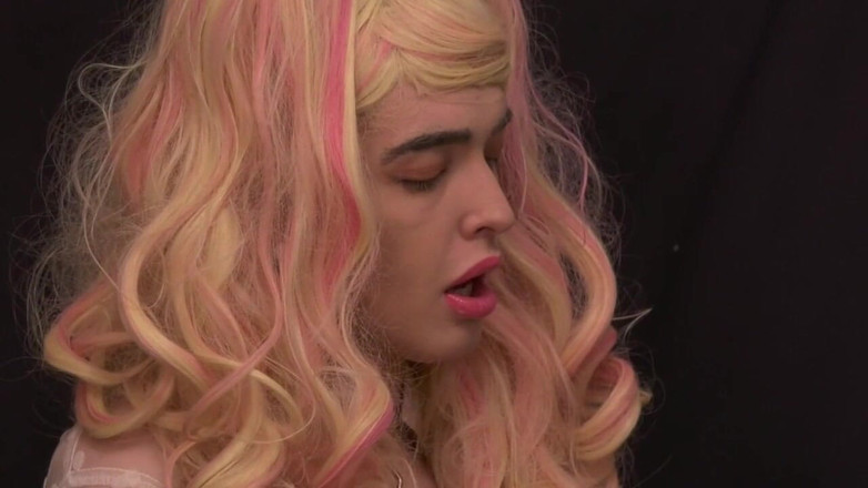 Tia Tizzianni Productions: Bella Bates die bij de stripclub werkt, heeft de klant