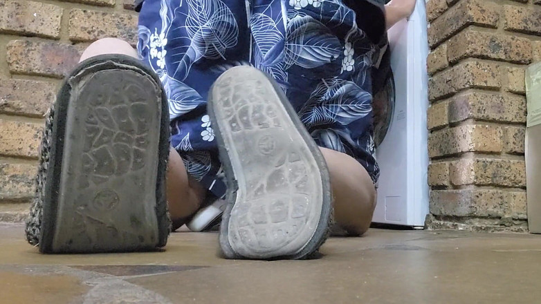 Sparowdox: Mijn stiefmoeder vingerneuken terwijl haar haar in de wasmachine vastzit