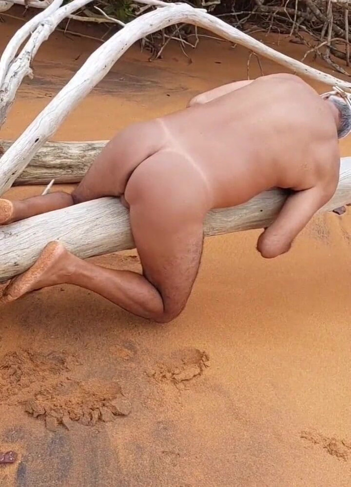 Ladysilvas: Ladysilva berbogel di pantai, datang mengongkek pantat panas saya
