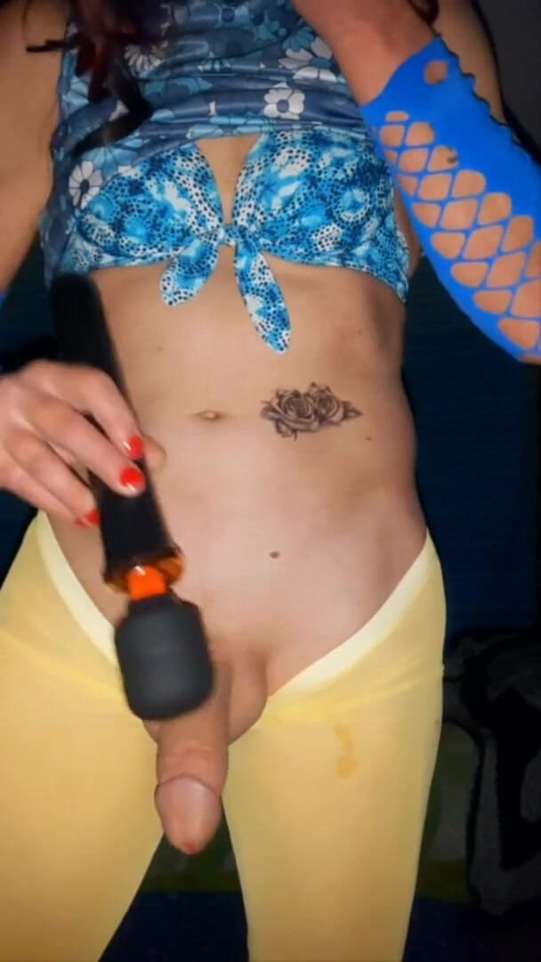 Lizzaali: Usando meu vibrador de varinha para ficar duro e driblar...