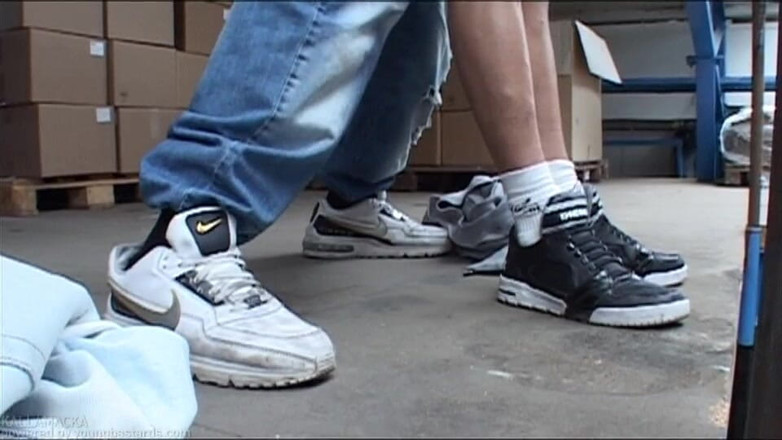 Young Bastards: Gay Lad Terikat dan Dicukur