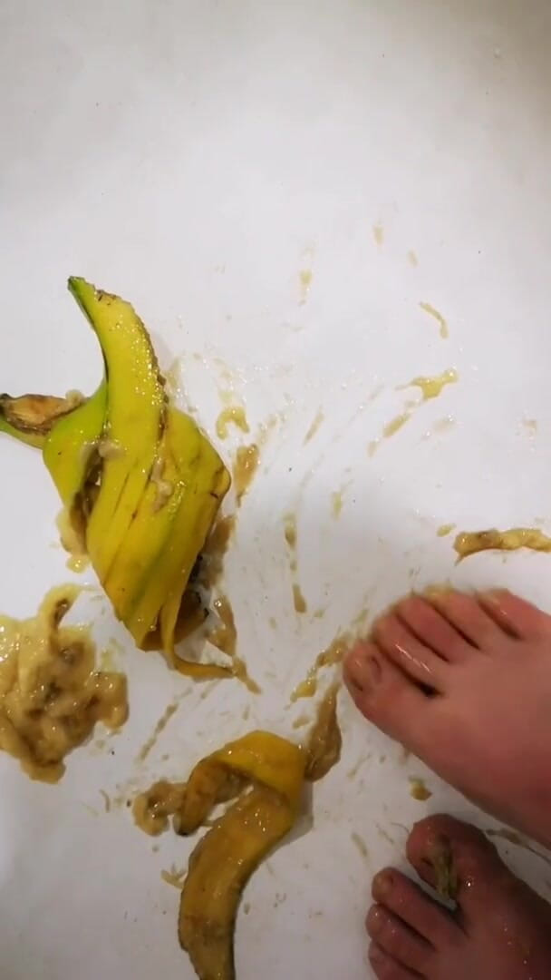 Erotic college: I like banana between the legs