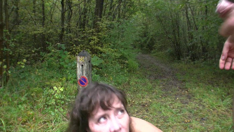 HPG Production: si chlupatou 59letou hospodyni v lese 5122 3