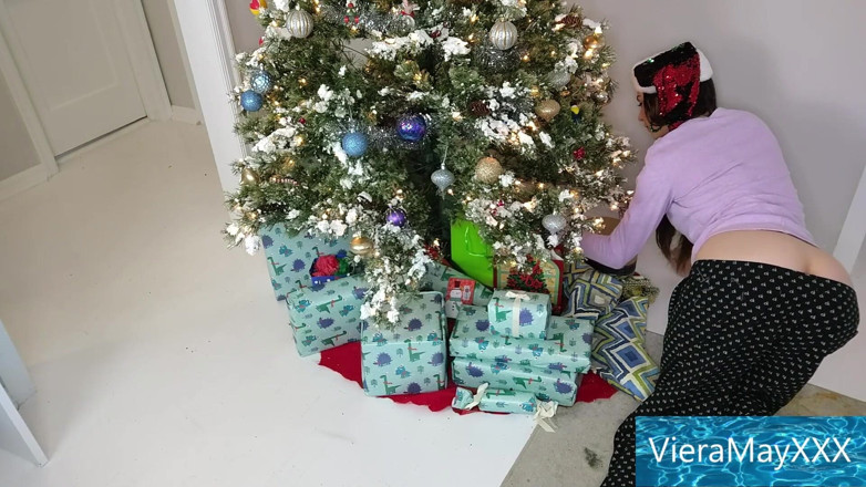 VieraMayXXX: Pants Fall Down on Christmas Morning