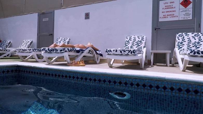 Chokobanana: Am futut un străin pe care tocmai l-am întâlnit la piscina...
