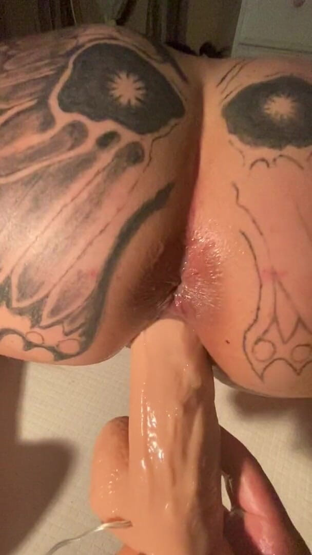 MzKiTTy91: Pawg-vrouw rijdt op een monsterlul van 30 cm