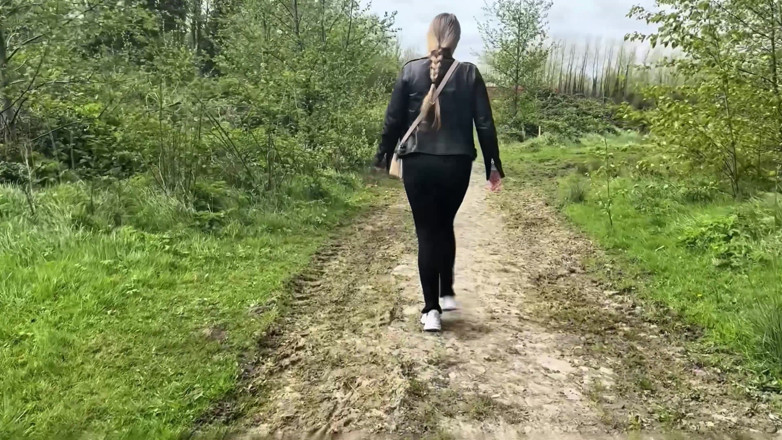 Emma Voyeur: 我慢できない、尿が出る屋外コンピレーション