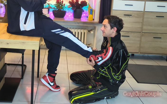 GayKinkCouple: 我正在等待我的硕士学位，它来自体育