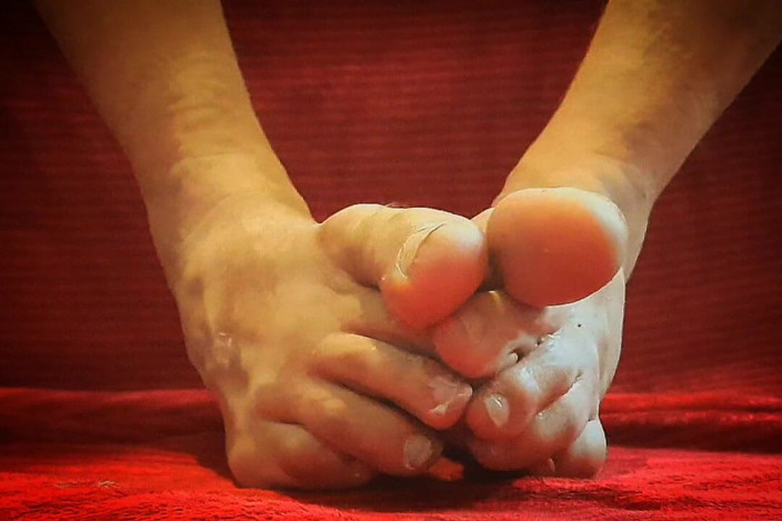 Feets Macho Latino: Playing with My Feet and a Dildo
