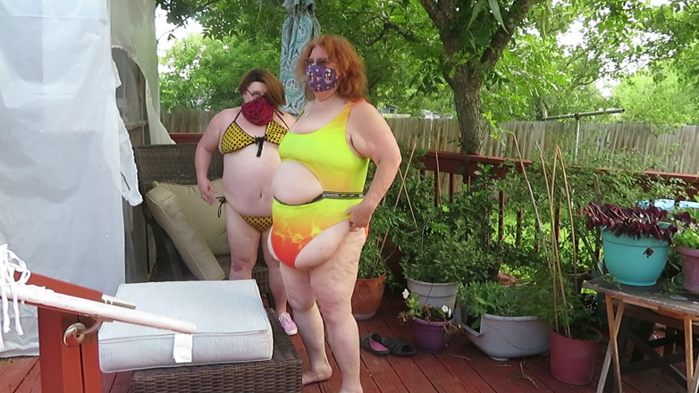 BBW nurse Vicki adventures with friends: Both girls lotion nurse Vicki up