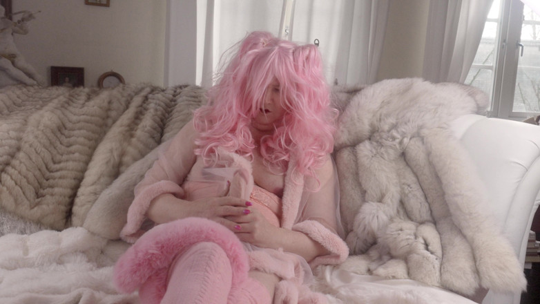 Trans fur bitch: トランスファービッチが素敵な毛皮に巨大なフタのチンコを披露