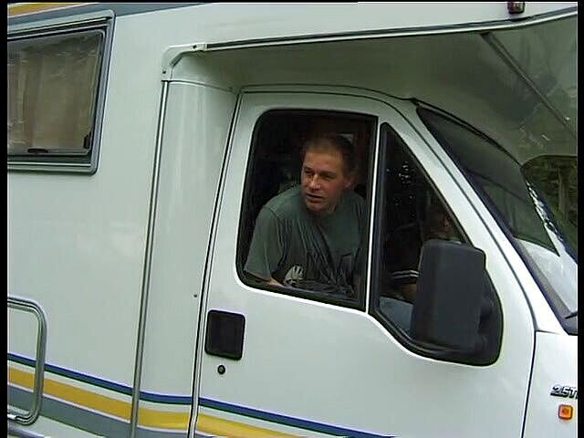 Lucky Cooch: lubang manisnya di dalam kereta dan di luar