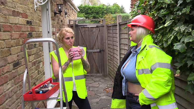 Lacey Starr productions: 两个熟女建设者在厨房做女同性爱